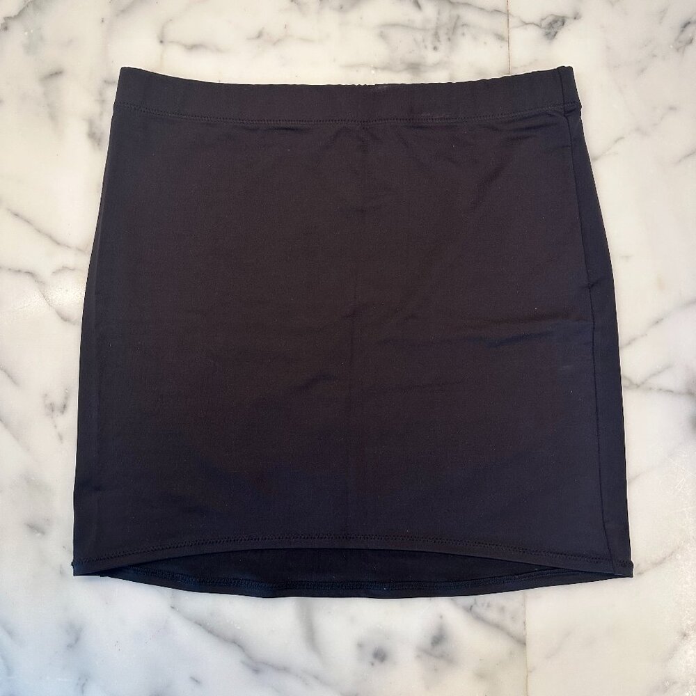 Skims Mini Swim Skirt In Onyx/Black | Medium
